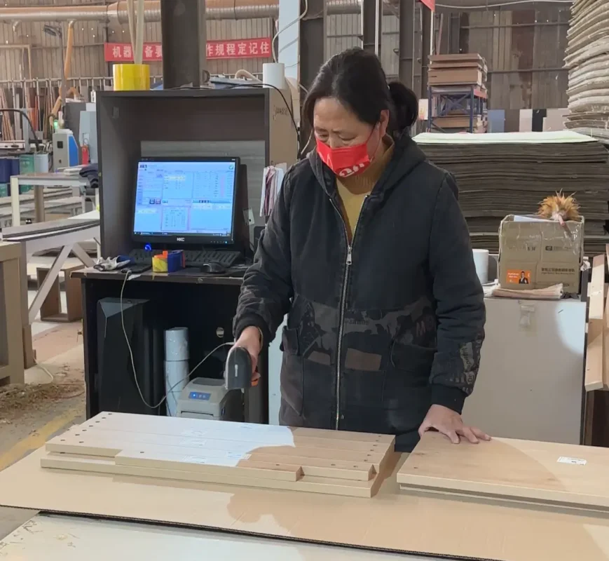 A packer is packing furniture parts using HALOONG sorting & packing software