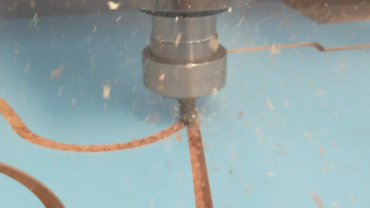 The spindle tool of the haloong cnc router is cutting parts