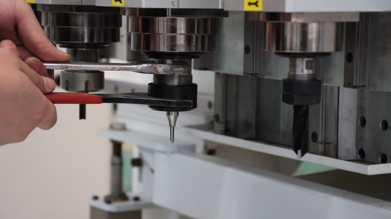 Use tool to tighten the tool holder of haloong cnc router