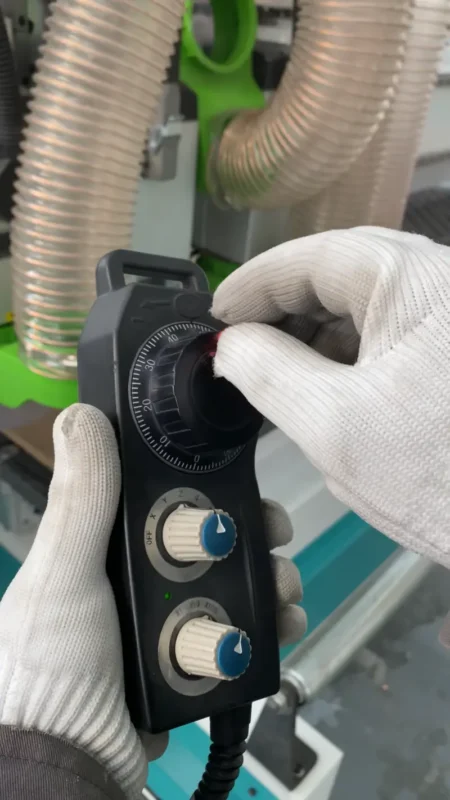 Using the control handwheel on the haloong cnc router can better align the tool